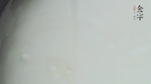 將浸泡了30分鐘的米放入電飯煲中，在水中加入半勺油。