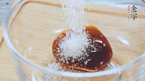 合上蓋子，啟動電源煮飯。期間混合好調味汁。