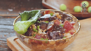 期間用開水燙熟青菜，煎好荷包蛋~ （懶人可忽略此步）