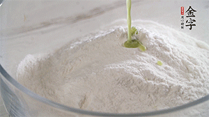 將艾草葉放入料理機中，加1倍的水打碎。和澄粉、糯米粉、少許油混合成面團。