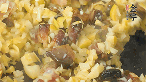 熱油起鍋，下醬肉丁炒香，再加入筍丁、適量水淀粉勾芡翻炒均勻。