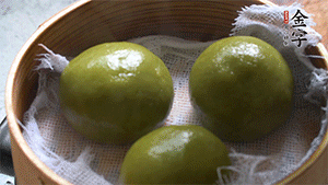 青團上沸水鍋中蒸10分鐘即可。