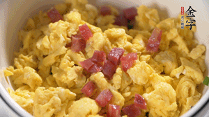 將香腸、韭菜、雞蛋攪拌均勻，可適當加玉米油、十三香、味精調(diào)味。