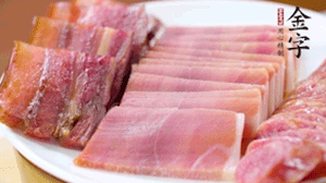 擺盤后鋪上老豆腐，淋點料酒，灑點白糖上鍋蒸20分鐘。