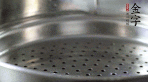 出鍋后，倒扣臘味，撒上蔥花即可。