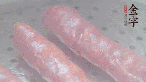 金字香腸上鍋，大火蒸5分鐘，切片備用。