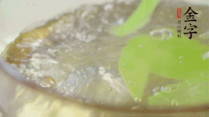 萵筍去皮切片，加鹽焯水。