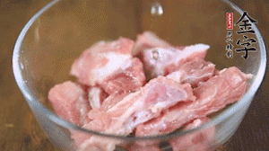 切成小段的排骨洗凈后，加姜片焯水3分鐘。