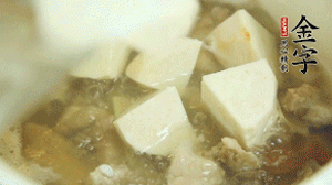 加入適量清水、黃酒燉開后，小火煮1小時即可。