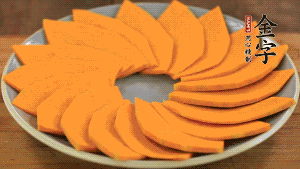 秋葵、南瓜交叉擺在盤中，然后香腸片置于上面，擺成花環狀。