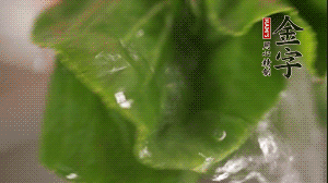 小青菜從根部掰開，分別洗凈。