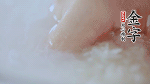 砂鍋內壁涂抹一層食用油，將洗凈后的大米放入，米與水比例為1：1.5。