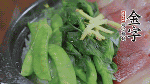 燜好的米飯開蓋，放入菜心、荷蘭豆，澆上調味汁拌勻。