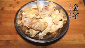 筍干冷水泡發至軟，切成小段，生姜切成片備用。