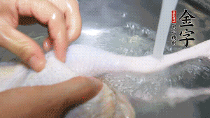 土雞處理干凈。（如果買不到土雞，一般的雞也是可以的，不過需要汆水。溫水下鍋汆燙7分鐘左右，汆燙時需要適時翻動。汆燙雞肉是為了去掉生腥味，也是一次徹底清潔的過程，可以使燉出的湯清爽而不渾濁，鮮香而無異味）