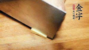 將雞、生姜片、火腿片放入砂鍋中，注入清水淹沒雞身。（燉湯最適宜冷水下鍋，隨著水溫的慢慢升高，原料會充分釋放出營養(yǎng)。）