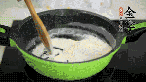 【月餅餡】3．把面粉放入干凈的炒鍋，小火加熱不斷翻炒，至呈微黃色熟透。在腌漬好的火腿丁中加熟面粉，拌勻后，加黃油拌勻揉搓成12個小球，放冰箱冷藏備用。