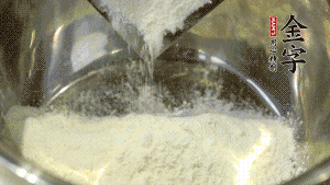 【油皮】1．將油皮材料放入料盆中，緩緩加100ml水，攪拌成雪花片狀。在案板上反復揉搓成有一定筋度的光潔面團，搓成12個團子。