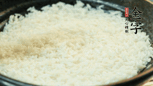 浸泡后的大米加入2湯匙生抽、1湯匙老抽調味。