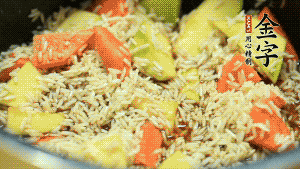 加入切好的胡蘿卜塊和南瓜塊、鹵牛肉塊攪拌均勻。放入電飯煲，按“煮飯模式”。