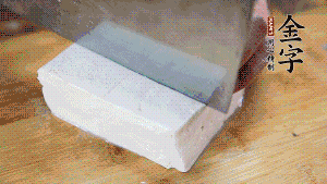 豆腐切成小塊，臘肉切成薄片，辣椒切成小圈。