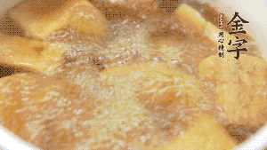 另起一個湯鍋，倒入適量清水，加入炸好的豆腐塊。待水沸騰后，加入臘肉，用生抽、料酒、火腿高湯調(diào)味。燉煮至臘肉熟透，加辣椒圈增加點辣味。（調(diào)料可以根據(jù)個人口味適當調(diào)整，火腿高湯能夠讓湯汁更加層次豐富。）