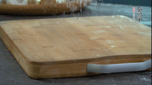 【面皮】3.案板撒點糯米粉，將面團搓成均勻的小團子。