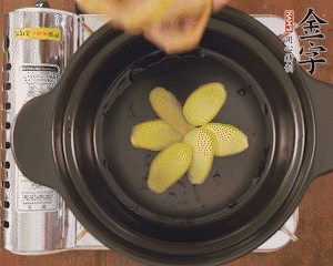 準(zhǔn)備土砂鍋，放姜片、鴿子、火腿片、蔥結(jié)、料酒，加沒過食材多些的清水，中小火燉煮。