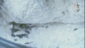 【面皮】2.將糯米粉和粳米粉混合，加煮好的艾草和適量清水，揉搓成面團。