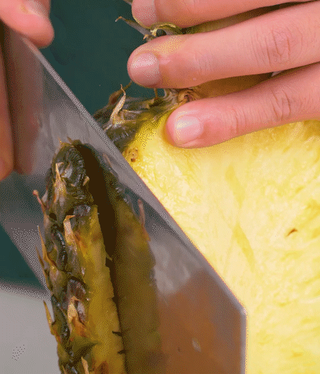 鳳梨去皮把果肉切塊，醬肉切小塊。