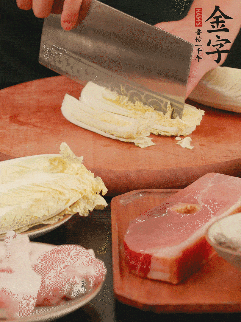 白菜去掉頭尾，對半豎切，再均勻切4刀。