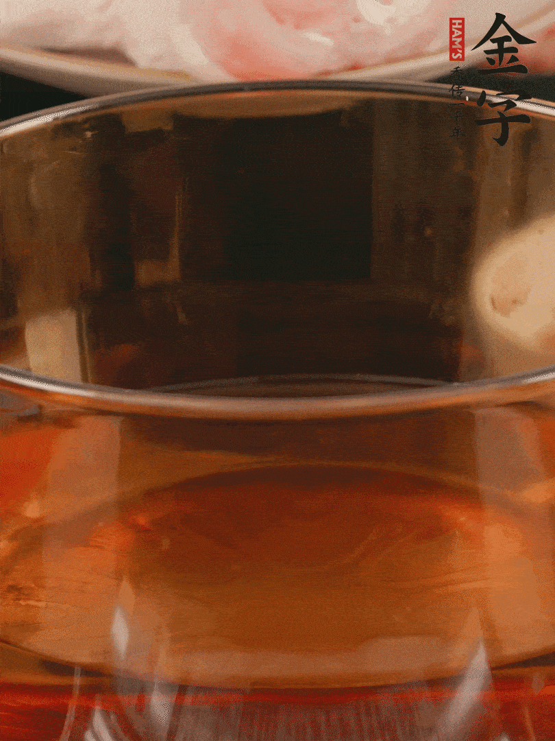 雞腿冷水入鍋，加姜片料酒焯水，撈出溫水洗凈。