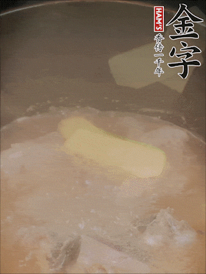 排骨洗凈，加生姜、黃酒焯水，溫水洗凈備用。