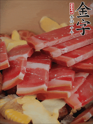 除鮑魚外的所有材料放進(jìn)鍋里，加清水、姜、黃酒，大火燒開，轉(zhuǎn)小火煲90分鐘。