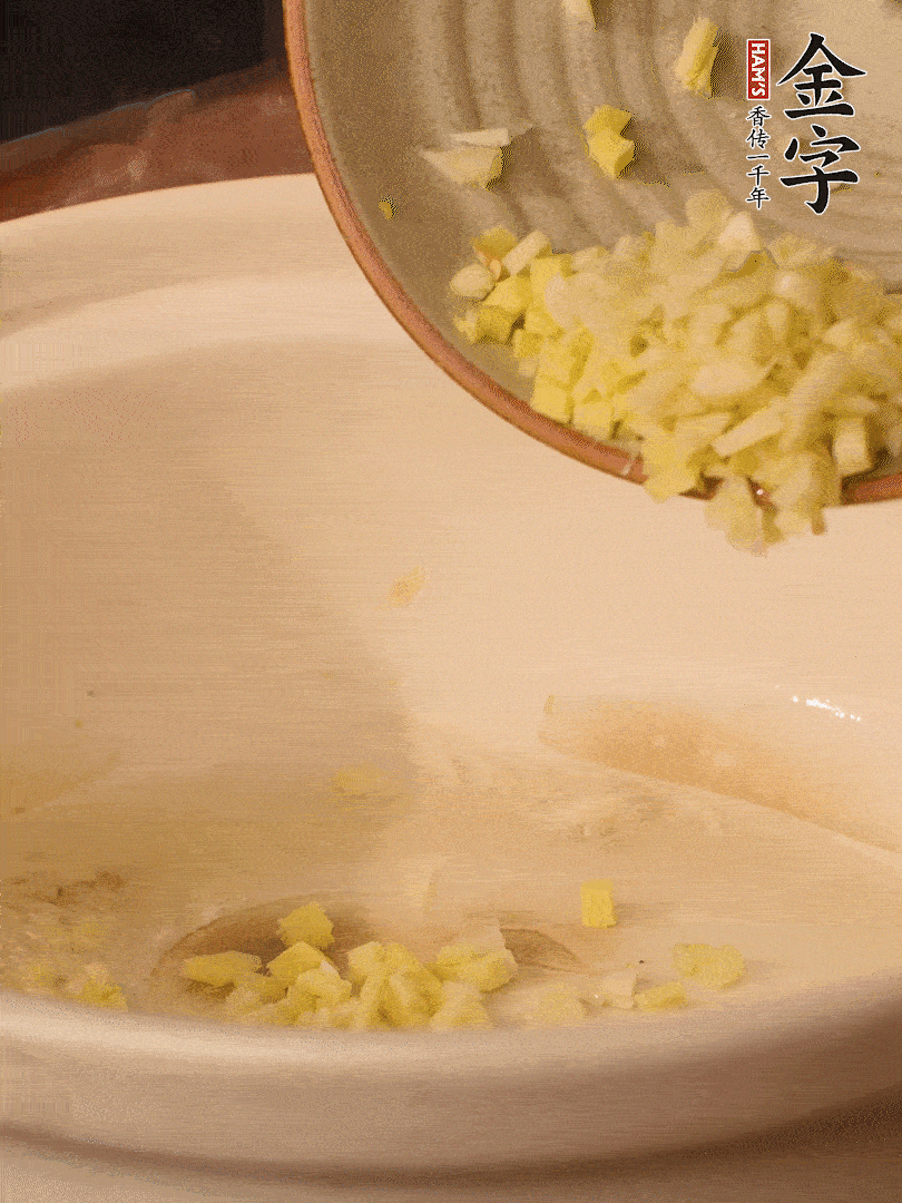 熱油下鍋，姜爆香。下冬瓜略微翻炒。