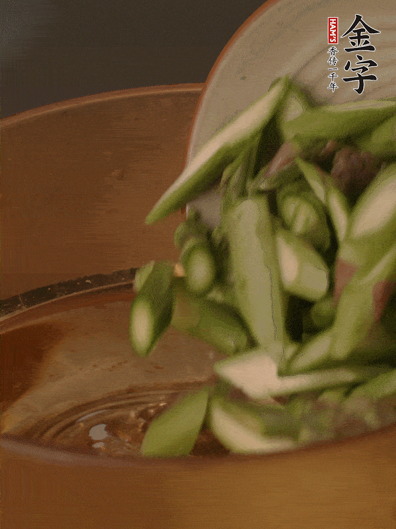 蘆筍、白玉菇焯水30秒備用。