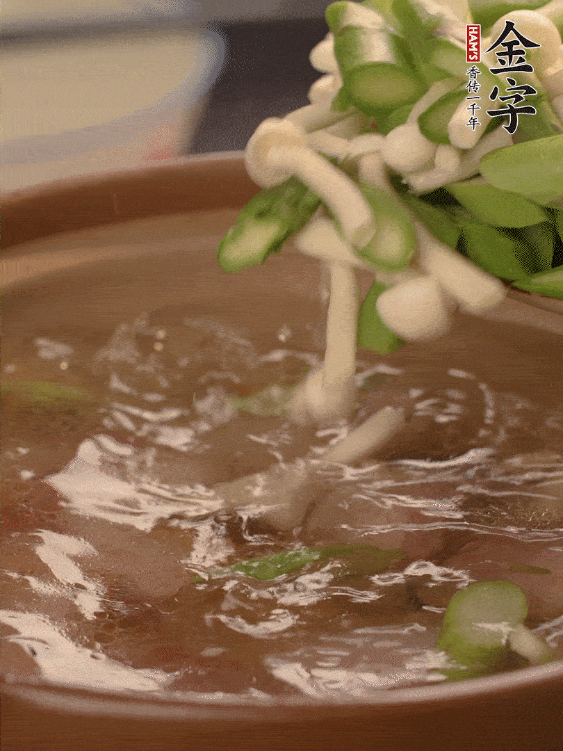 咸肉肥肉部分變透明時，加清水，放蘆筍、白玉菇大火煮開。