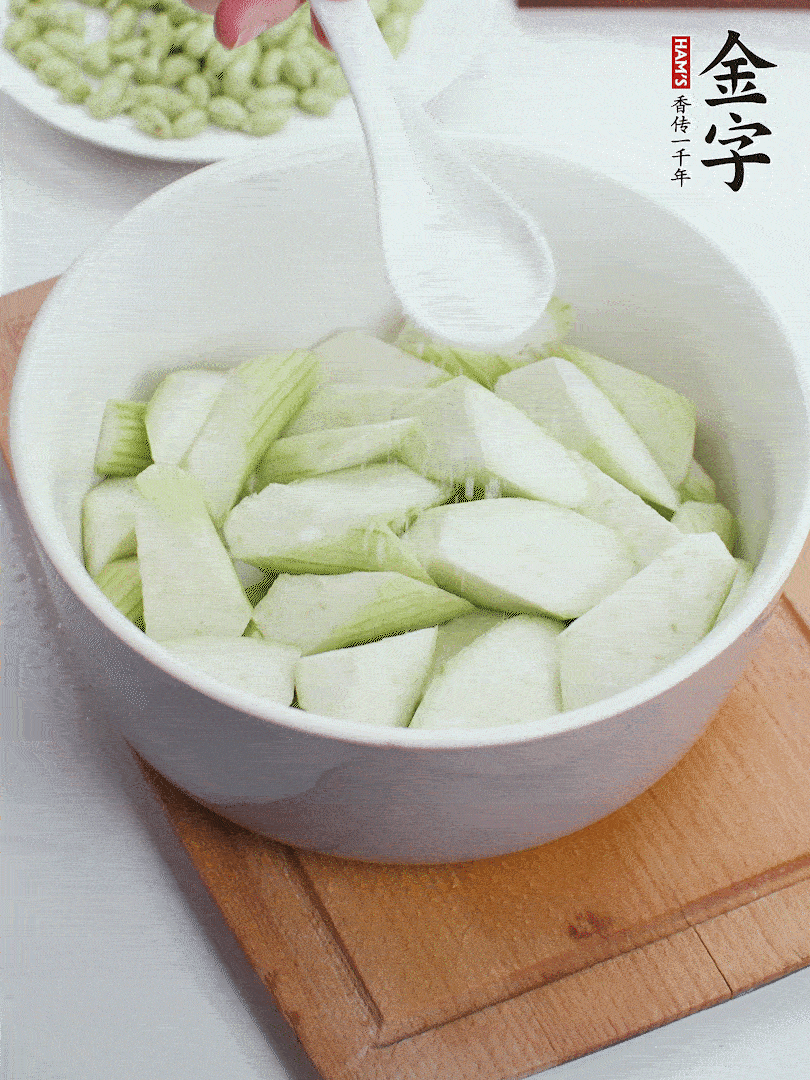 水中加1勺鹽浸泡，防止變黑。