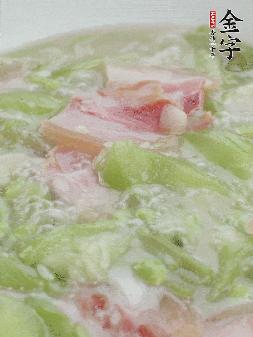 加一點熱水、白胡椒粉、雞精翻炒1分鐘。