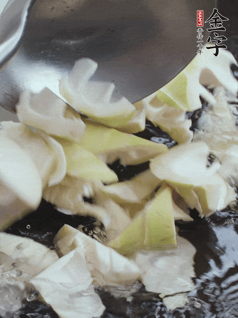 新鮮春筍去老根，剝殼切滾刀塊焯水去澀。