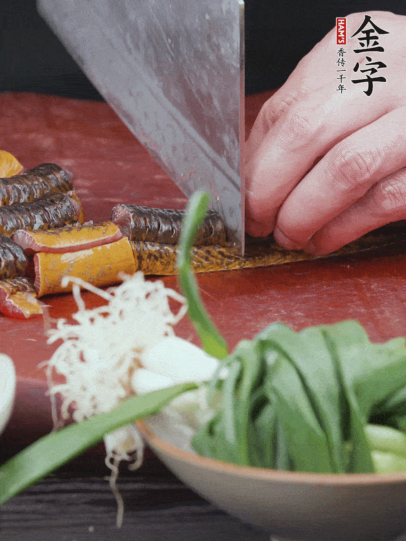 黃鱔去內臟洗凈，切花刀斬段。沸水下鍋，加黃酒焯水去血沫。