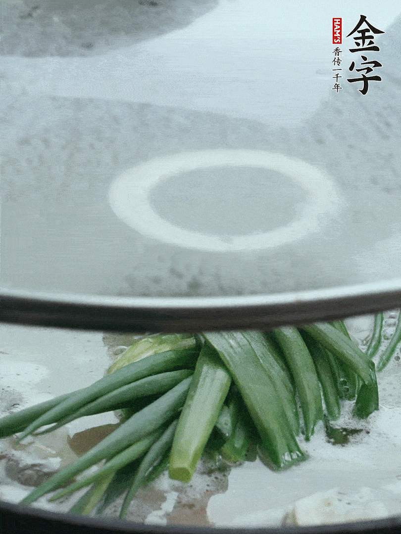 加蔥結去腥，大火開后中火燒20分鐘。