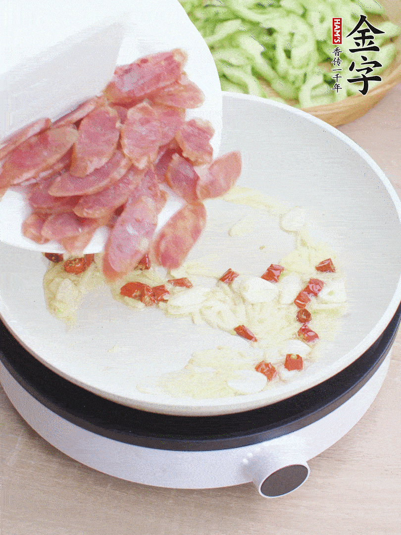 油5成熱時，姜、蒜、辣椒爆香。