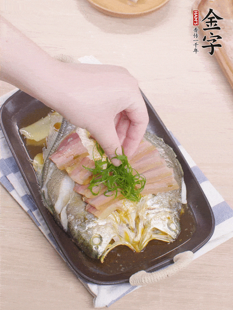 取出姜蔥，淋2勺蒸魚豉油，擺蔥絲。