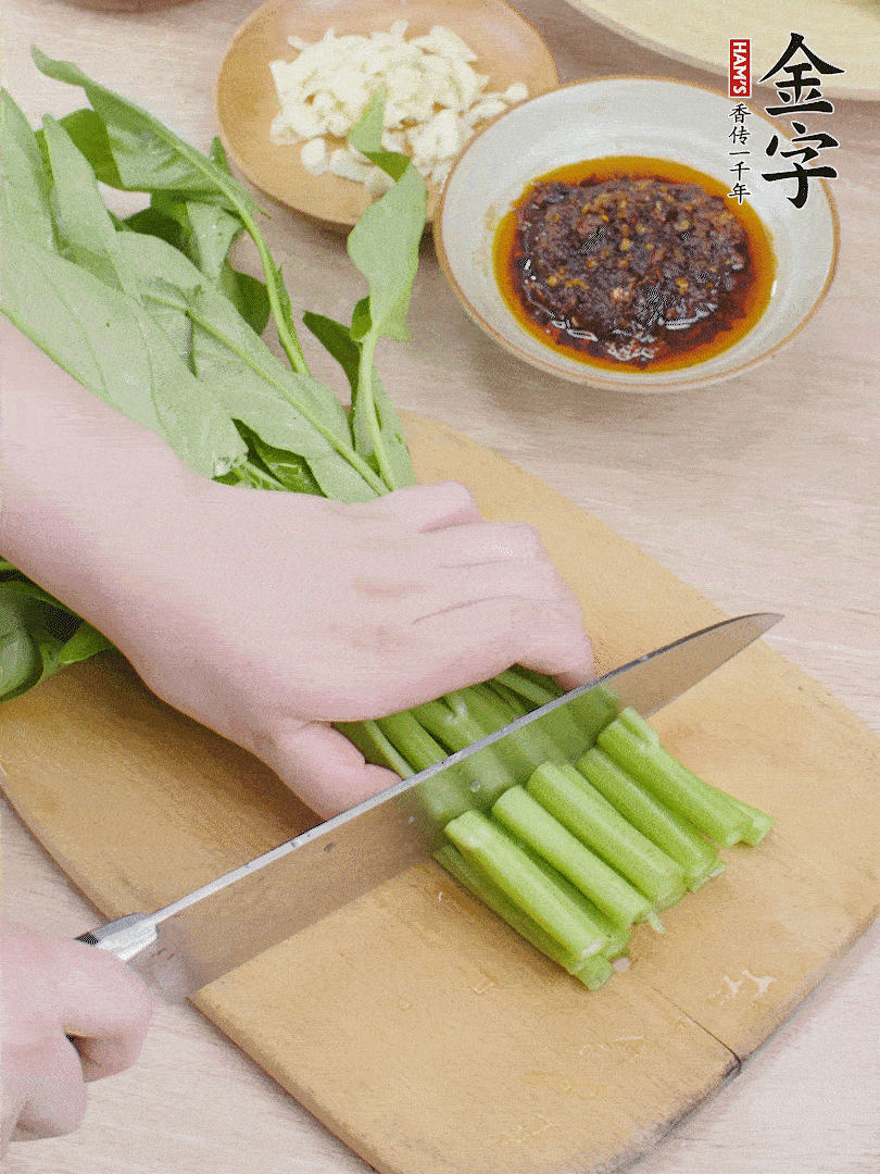 空心菜切段，大蒜拍碎切末。