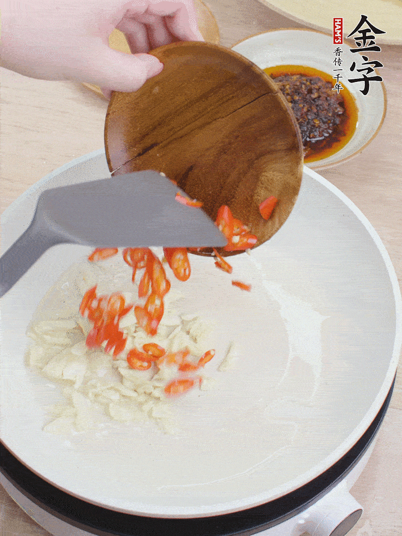 油熱煸香蒜末、辣椒。