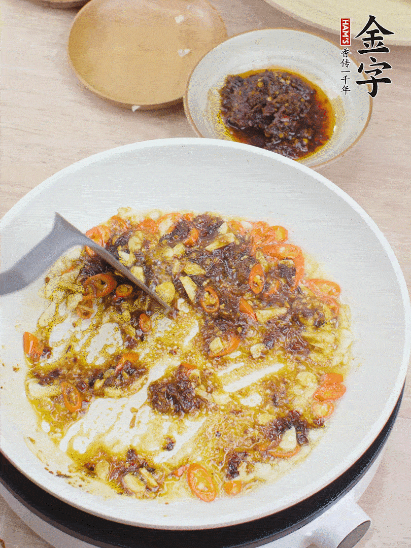 金字火腿干貝醬1勺翻炒均勻。