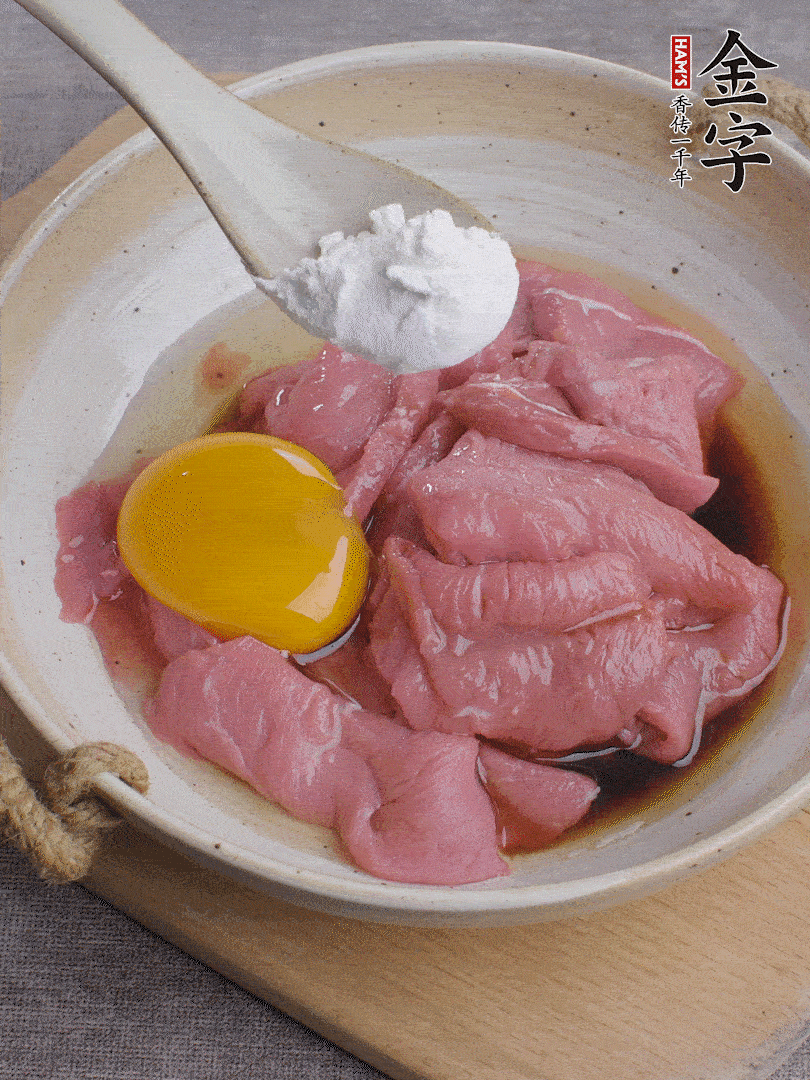 牛肉切片，雞蛋1個、水2勺、料酒1/2勺、生抽1/2勺、生粉1勺腌15分鐘。