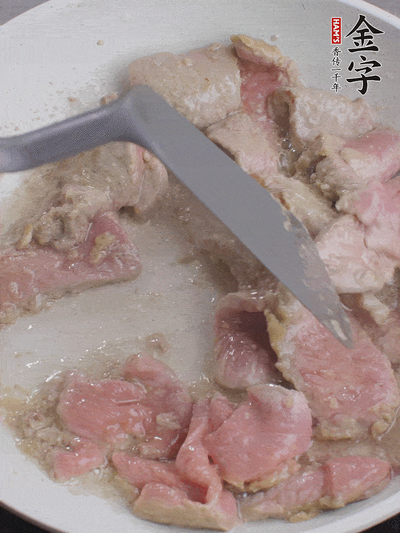 鍋中少油，下牛肉炒至變色。（盛出來）