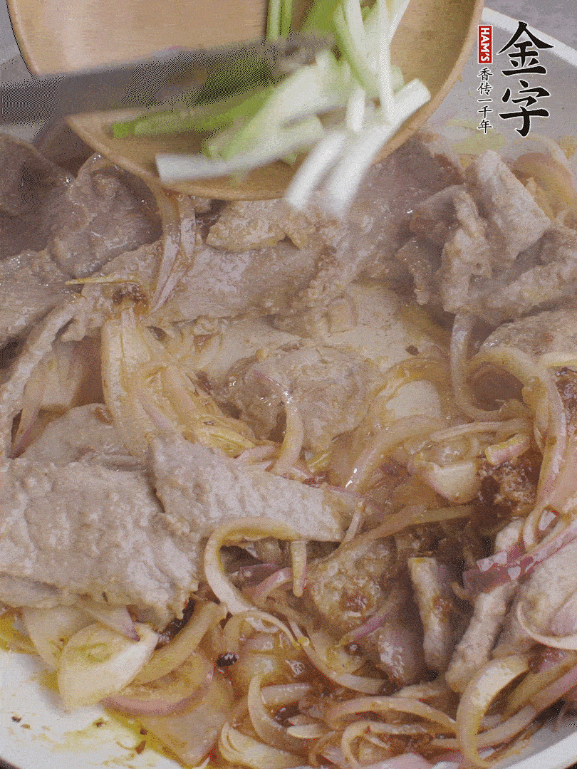 下牛肉、蔥段快炒。